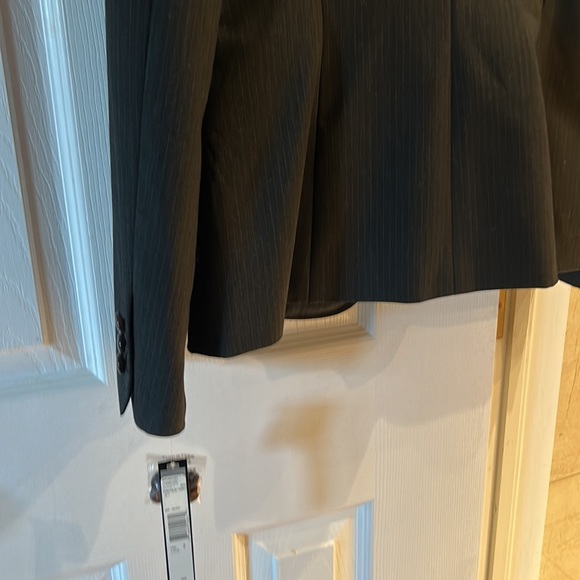 NWT Tahari black blazer with greyish pin stripes never worn size 2 - Picture 3 of 3